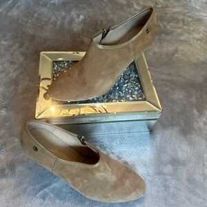 Description-Tan booties with heel
Brand-Calvin Klein
Size-Women’s 8.5